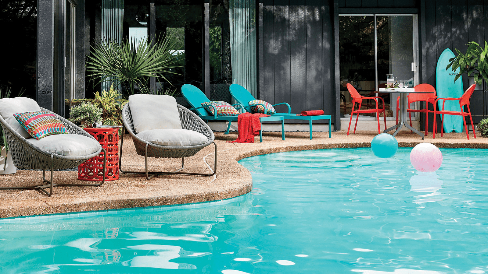 8 Outdoor Tables for High Style, Poolside